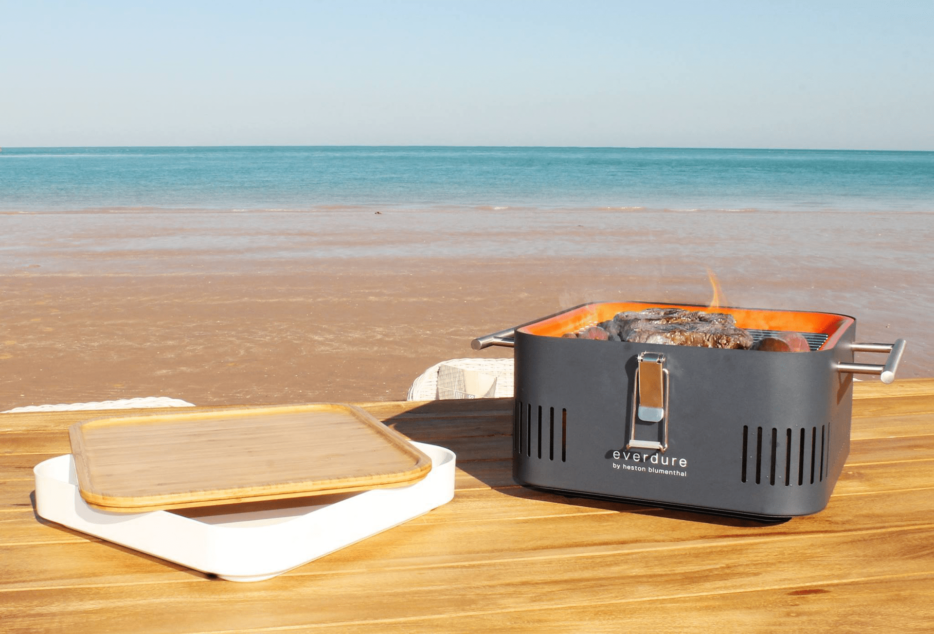 Everdure CUBE beim Grillen im Freien