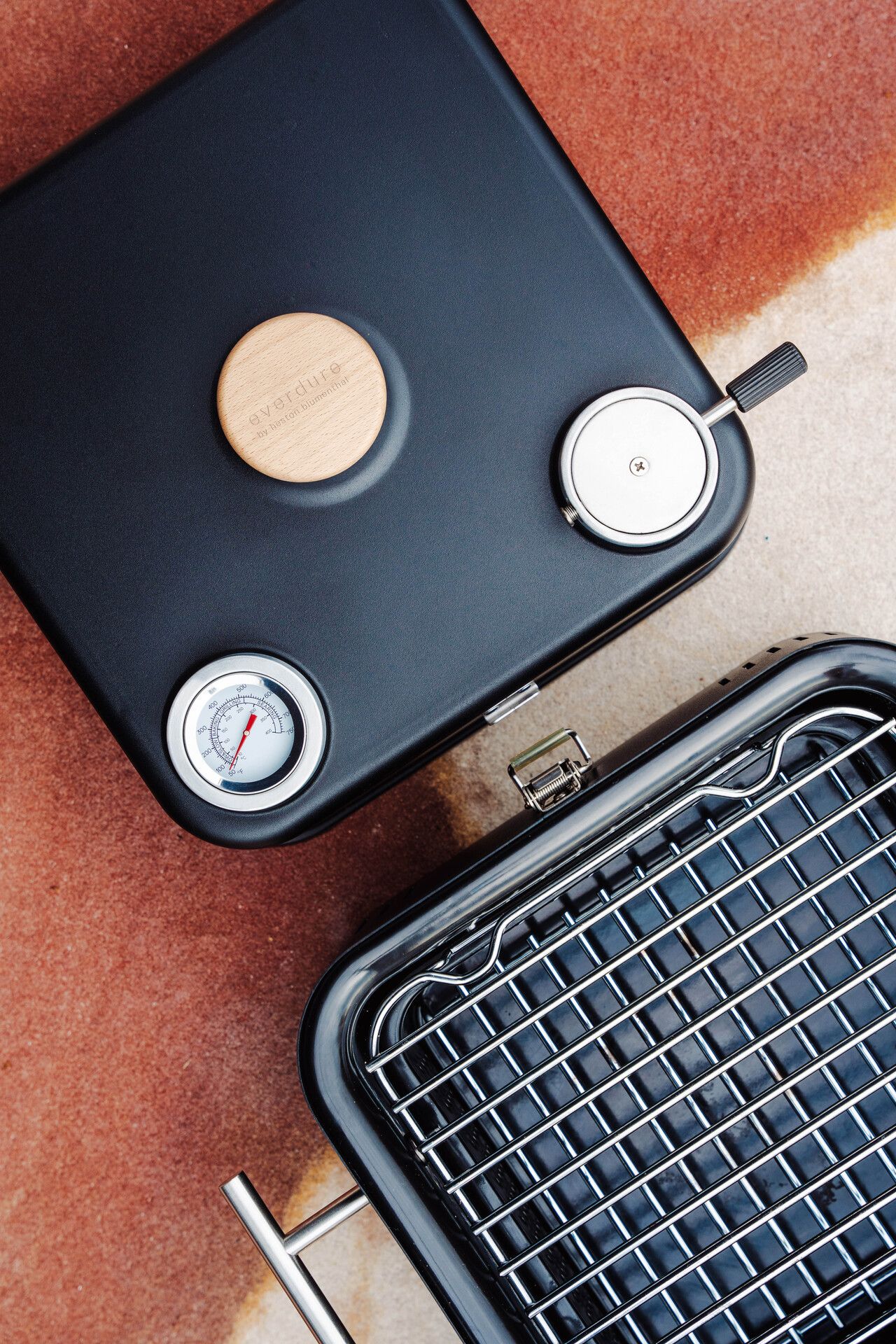 Everdure CUBE 360 beim Grillen