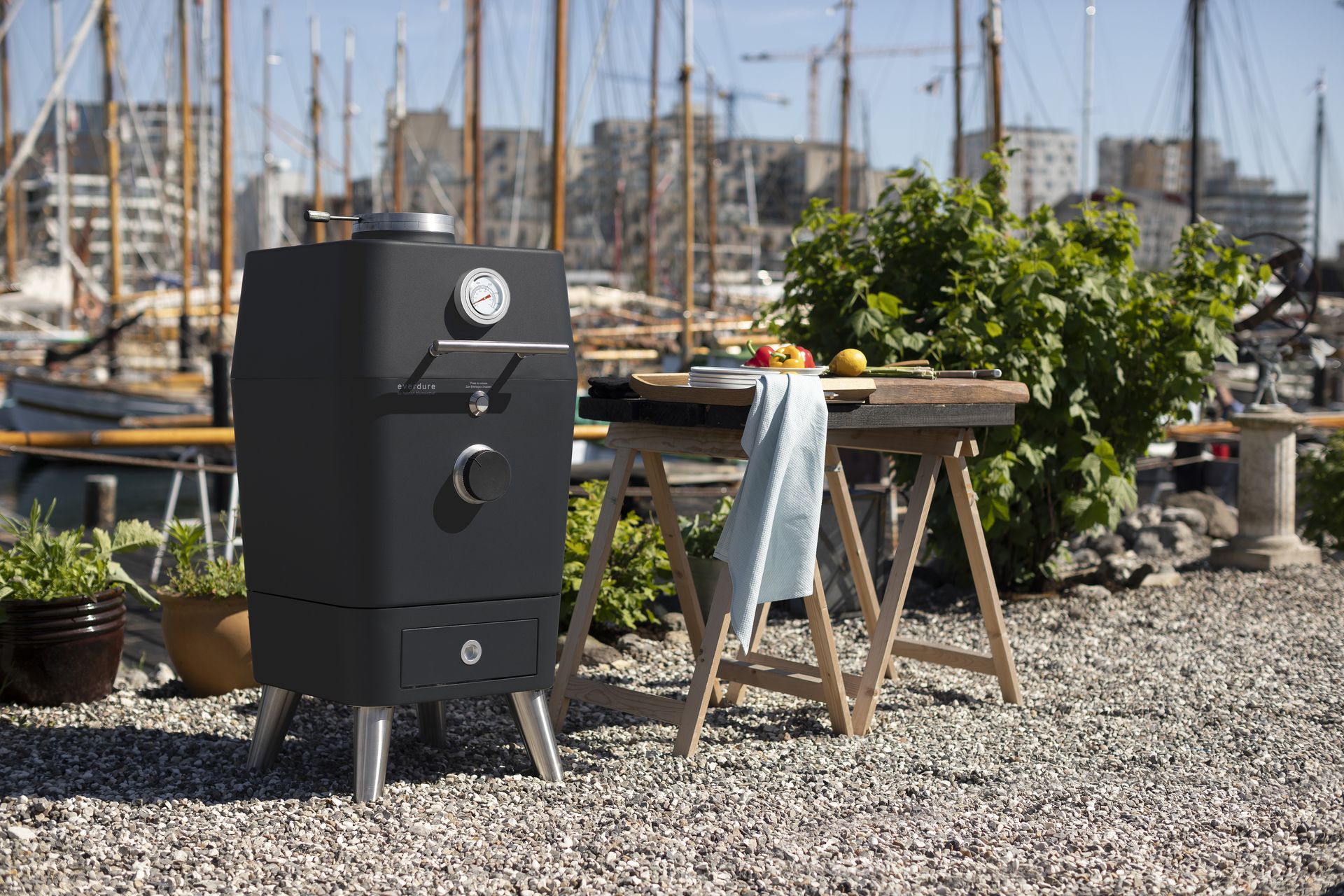 Everdure K1 Kamado Lifestyle-Aufnahme