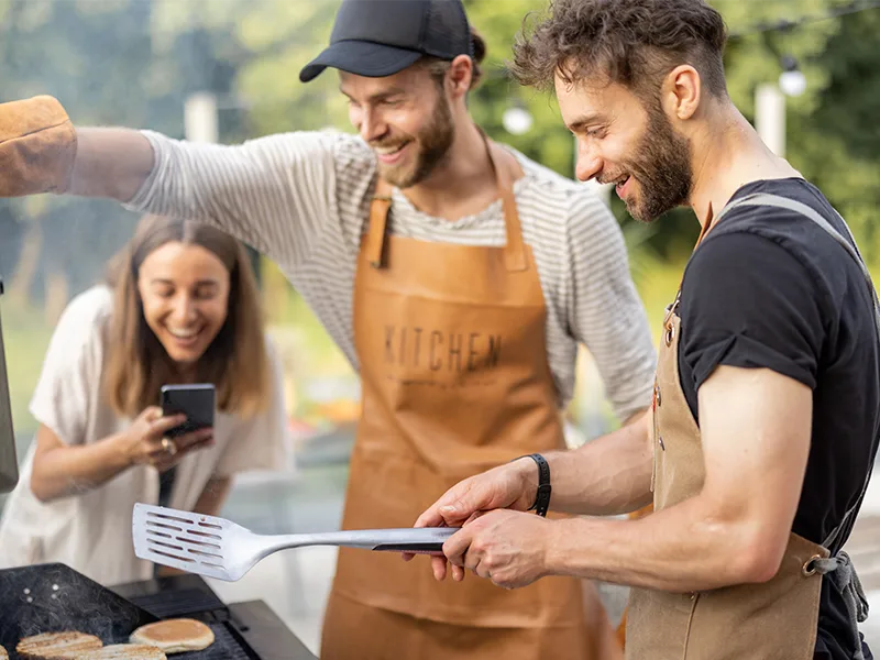 Freunde genießen den Abend mit einer CB Outdoor-Küche im Garten