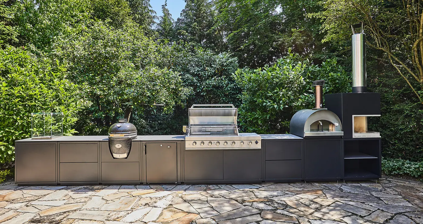 CB Outdoor Kitchen Würzburg – komplette modulare Außenküche mit Gasgrill, Kamado und Pizzaofen im Garten, Made in Germany