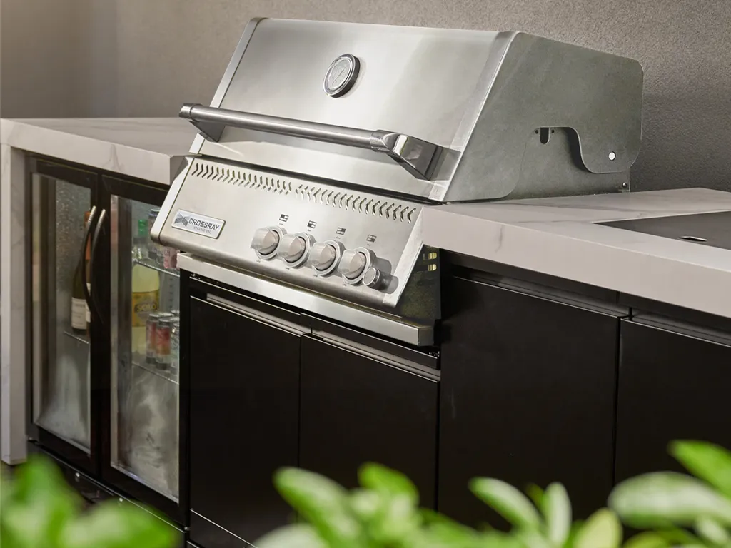 Crossray Infrarot-Grill in einer Outdoor-Küche eingebaut