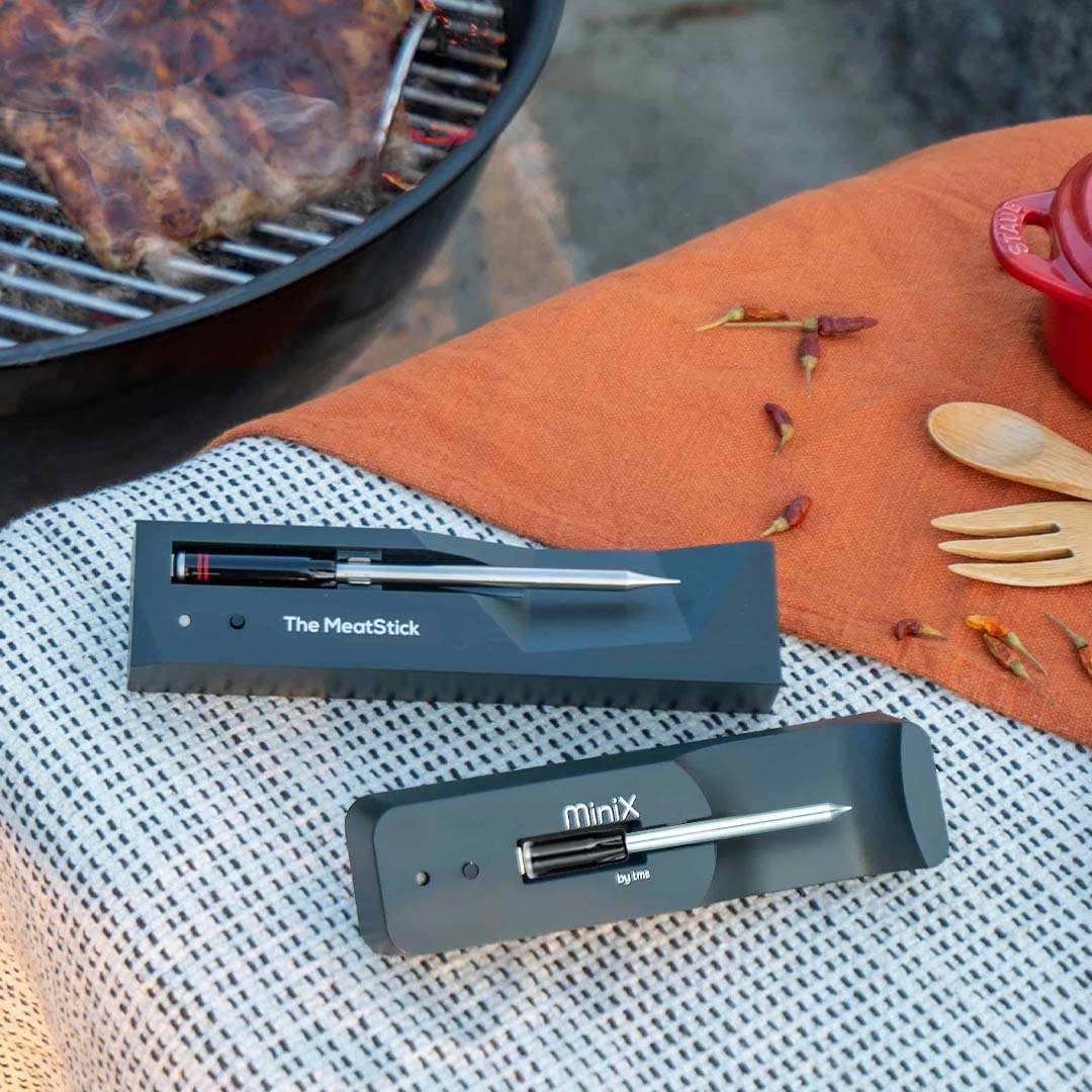 The MeatStick BBQ Kitchen Set – kabelloses Thermometer beim Einsatz am Grill